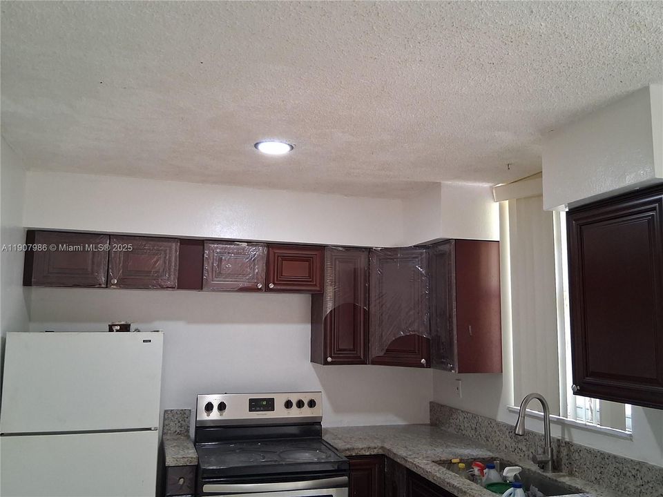 На продажу: $230,000 (3 спален, 1 ванн, 970 Квадратных фут)