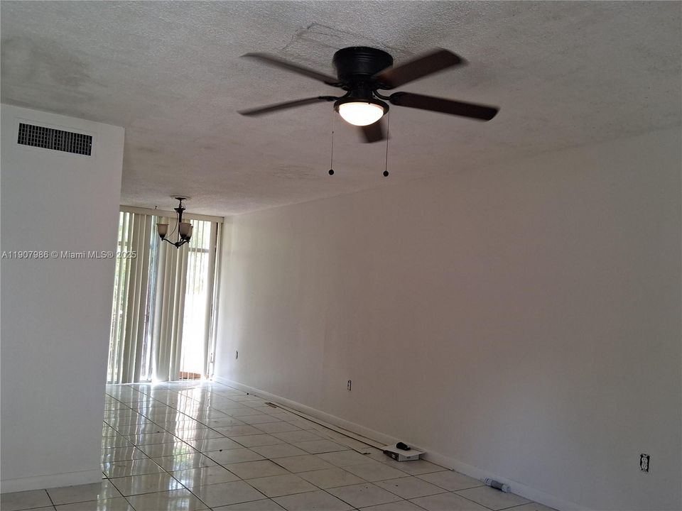 На продажу: $230,000 (3 спален, 1 ванн, 970 Квадратных фут)