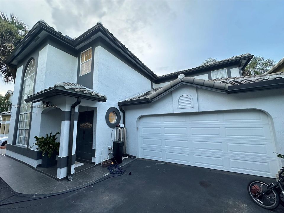 For Rent: $3,900 (3 beds, 3 baths, 1756 Square Feet)