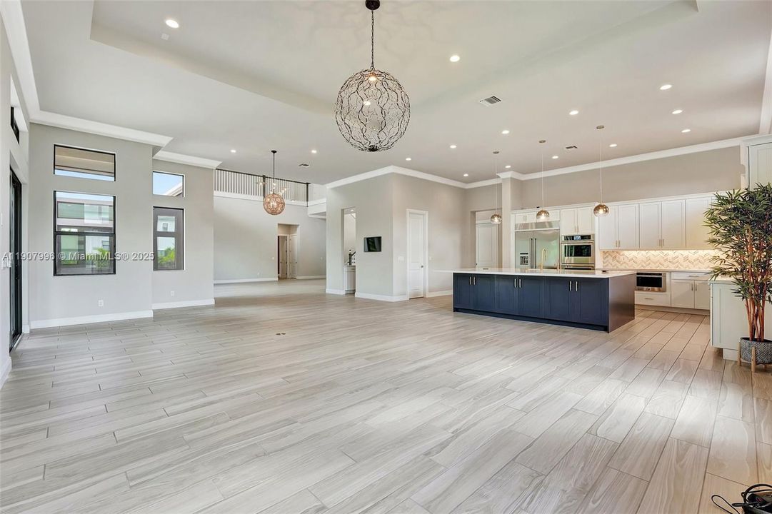 For Sale: $4,250,000 (7 beds, 8 baths, 7895 Square Feet)