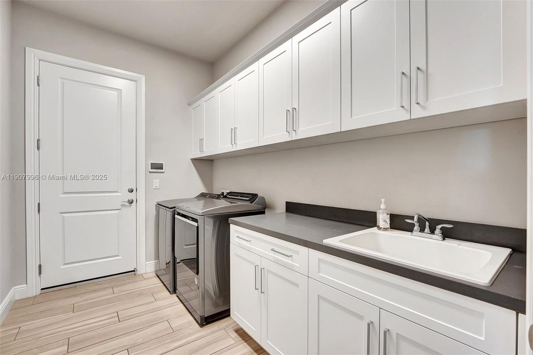 For Sale: $4,250,000 (7 beds, 8 baths, 7895 Square Feet)