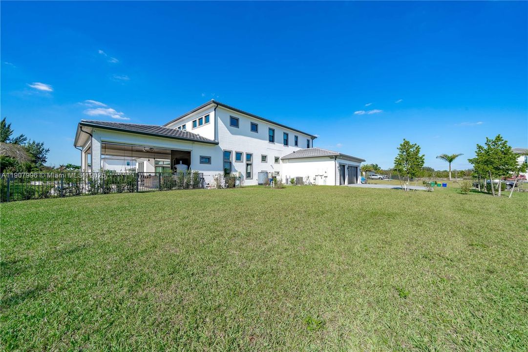 For Sale: $4,250,000 (7 beds, 8 baths, 7895 Square Feet)