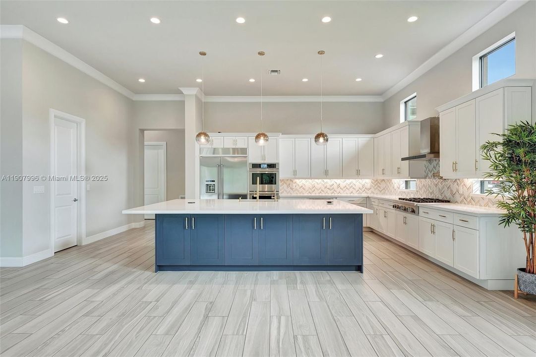 For Sale: $4,250,000 (7 beds, 8 baths, 7895 Square Feet)