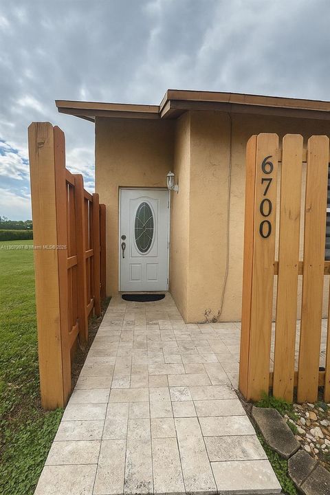 Active With Contract: $400,000 (3 beds, 2 baths, 1093 Square Feet)