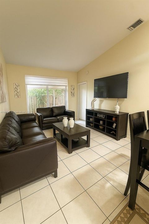 Active With Contract: $400,000 (3 beds, 2 baths, 1093 Square Feet)