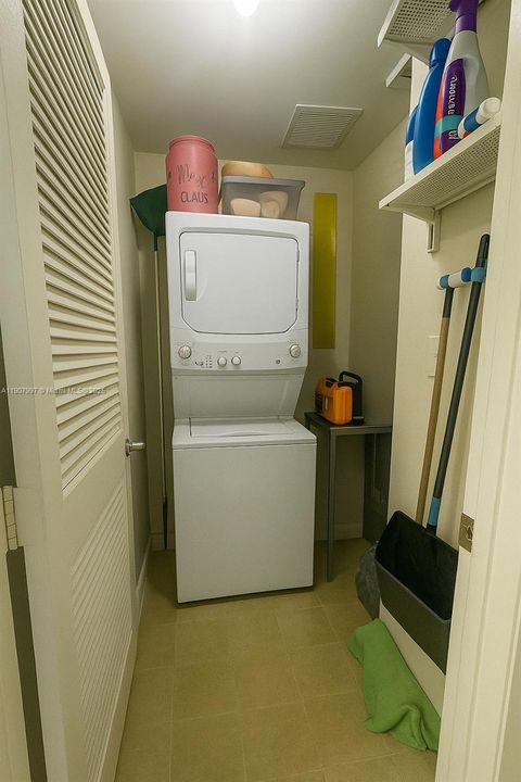 Active With Contract: $400,000 (3 beds, 2 baths, 1093 Square Feet)