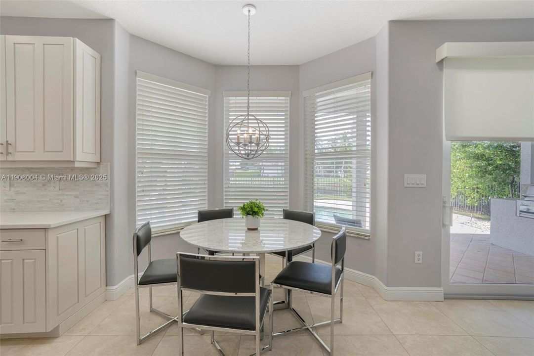 На продажу: $1,475,000 (5 спален, 3 ванн, 3348 Квадратных фут)