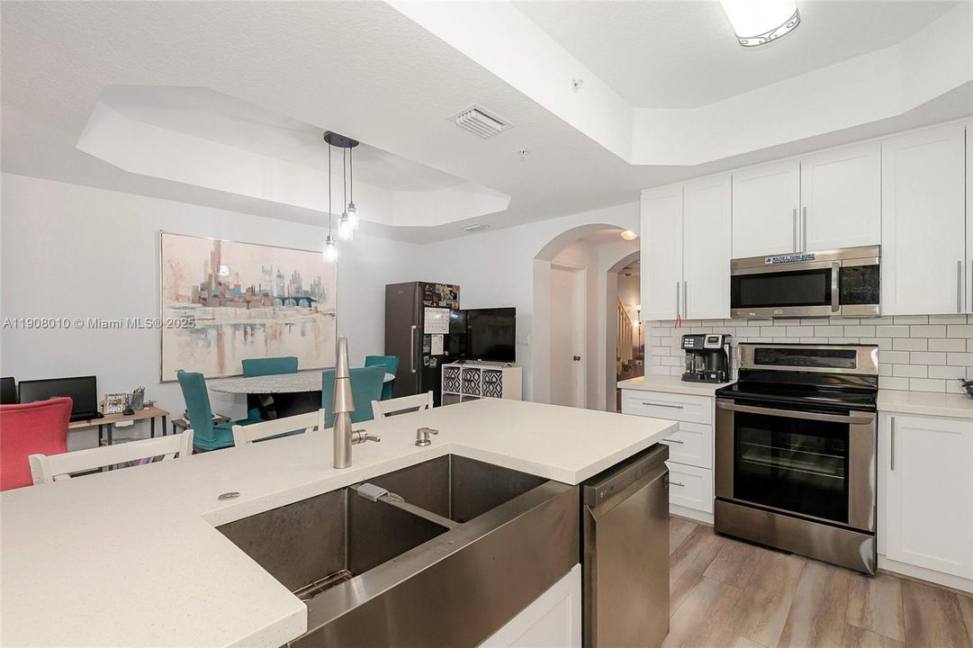 Active With Contract: $465,000 (3 beds, 2 baths, 1613 Square Feet)