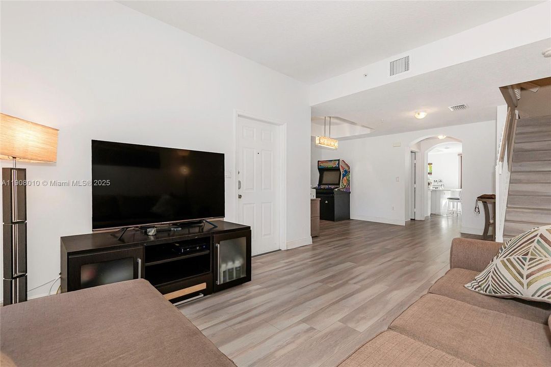 Active With Contract: $465,000 (3 beds, 2 baths, 1613 Square Feet)