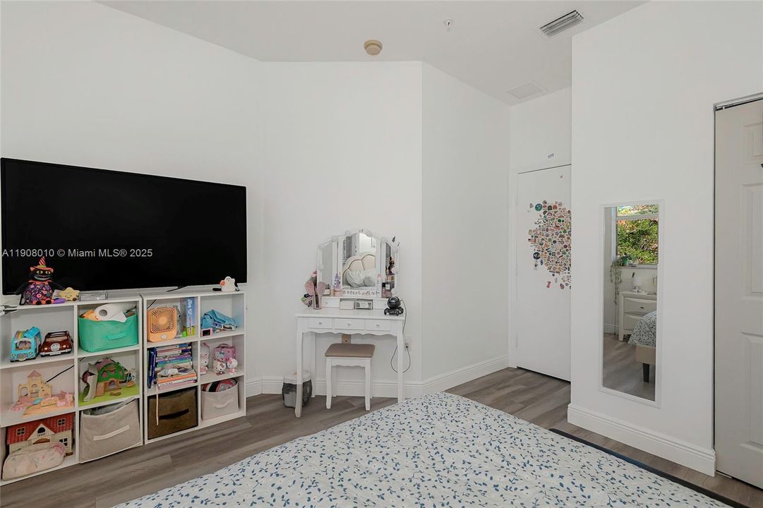 Active With Contract: $465,000 (3 beds, 2 baths, 1613 Square Feet)