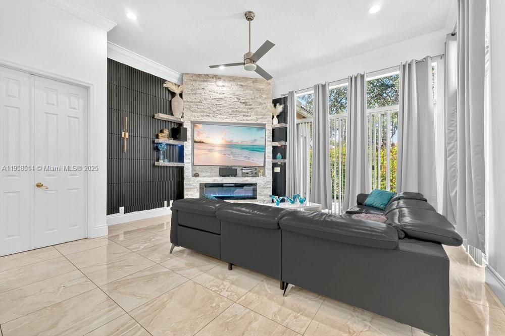 出租: $5,500 (4 贝兹, 3 浴室, 2897 平方英尺)