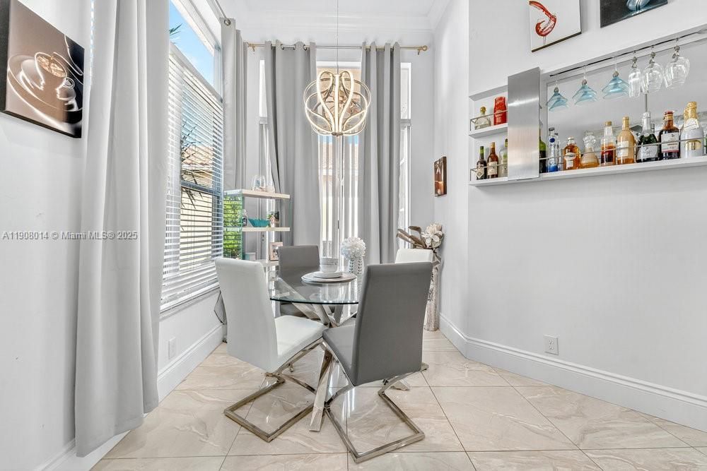 出租: $5,500 (4 贝兹, 3 浴室, 2897 平方英尺)