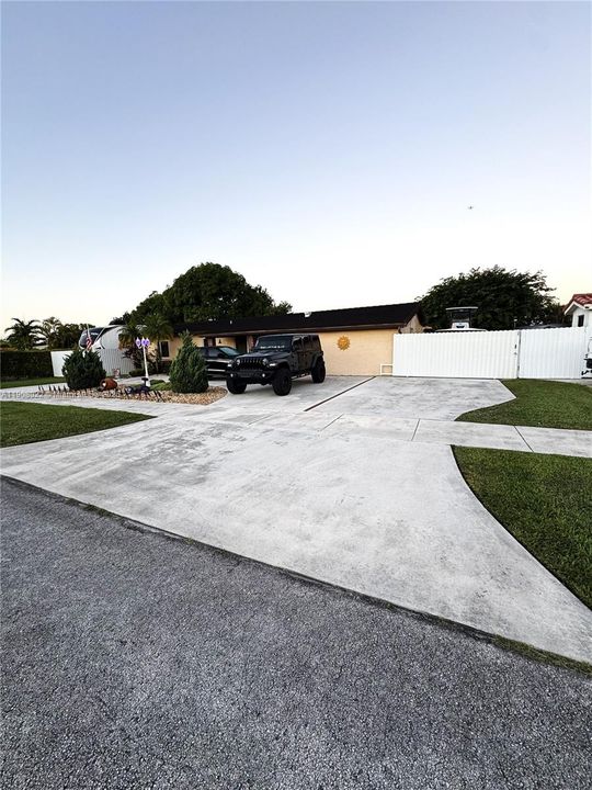 Active With Contract: $849,000 (4 beds, 3 baths, 2217 Square Feet)