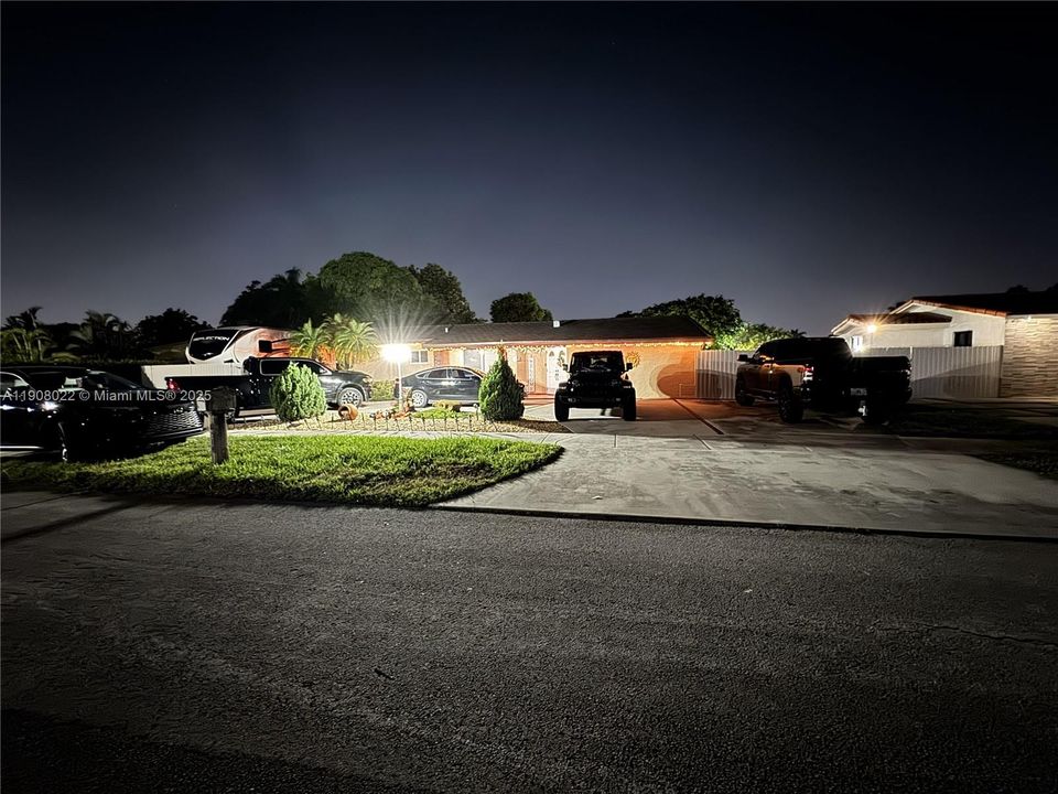 Active With Contract: $849,000 (4 beds, 3 baths, 2217 Square Feet)