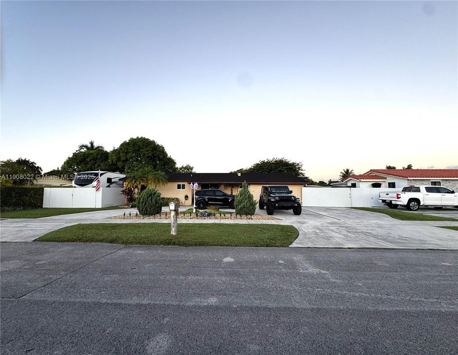 Active With Contract: $849,000 (4 beds, 3 baths, 2217 Square Feet)