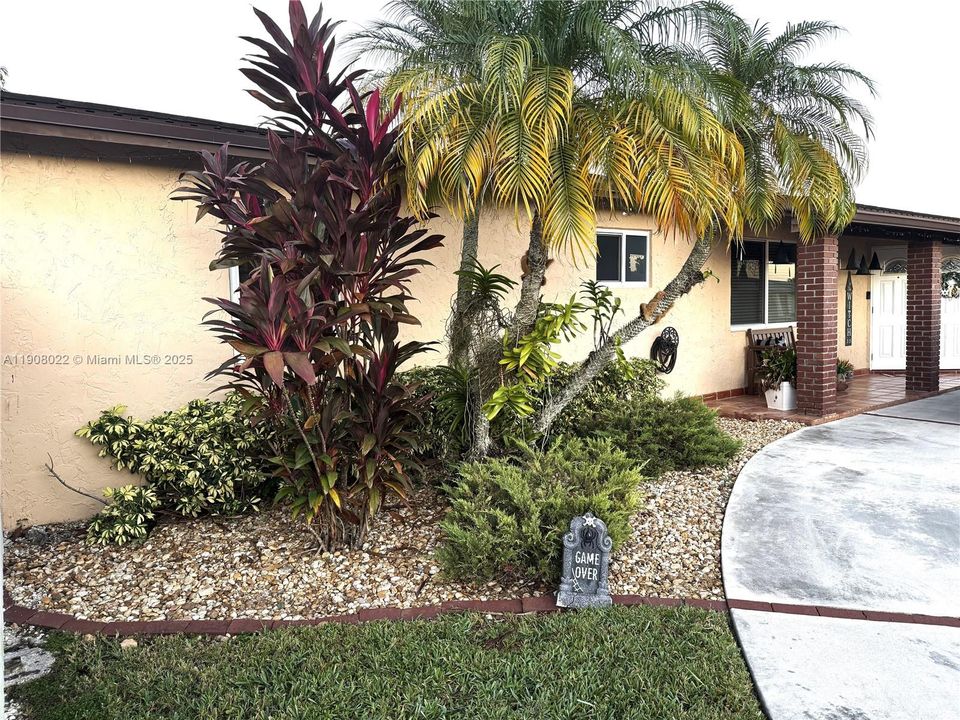 Active With Contract: $849,000 (4 beds, 3 baths, 2217 Square Feet)