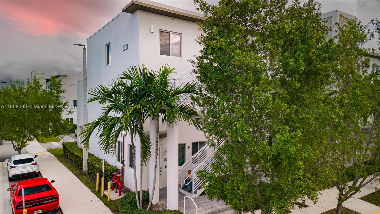 出租: $3,400 (3 贝兹, 2 浴室, 1102 平方英尺)