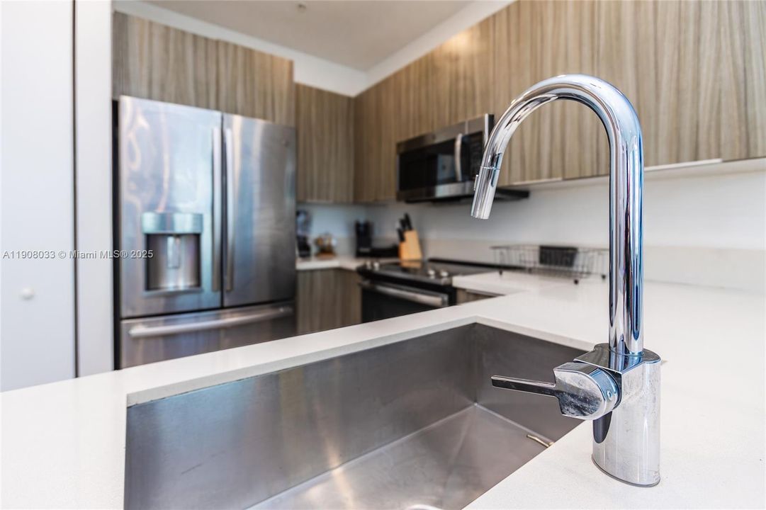 出租: $3,400 (3 贝兹, 2 浴室, 1102 平方英尺)