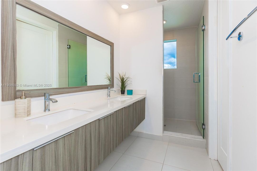 出租: $3,400 (3 贝兹, 2 浴室, 1102 平方英尺)