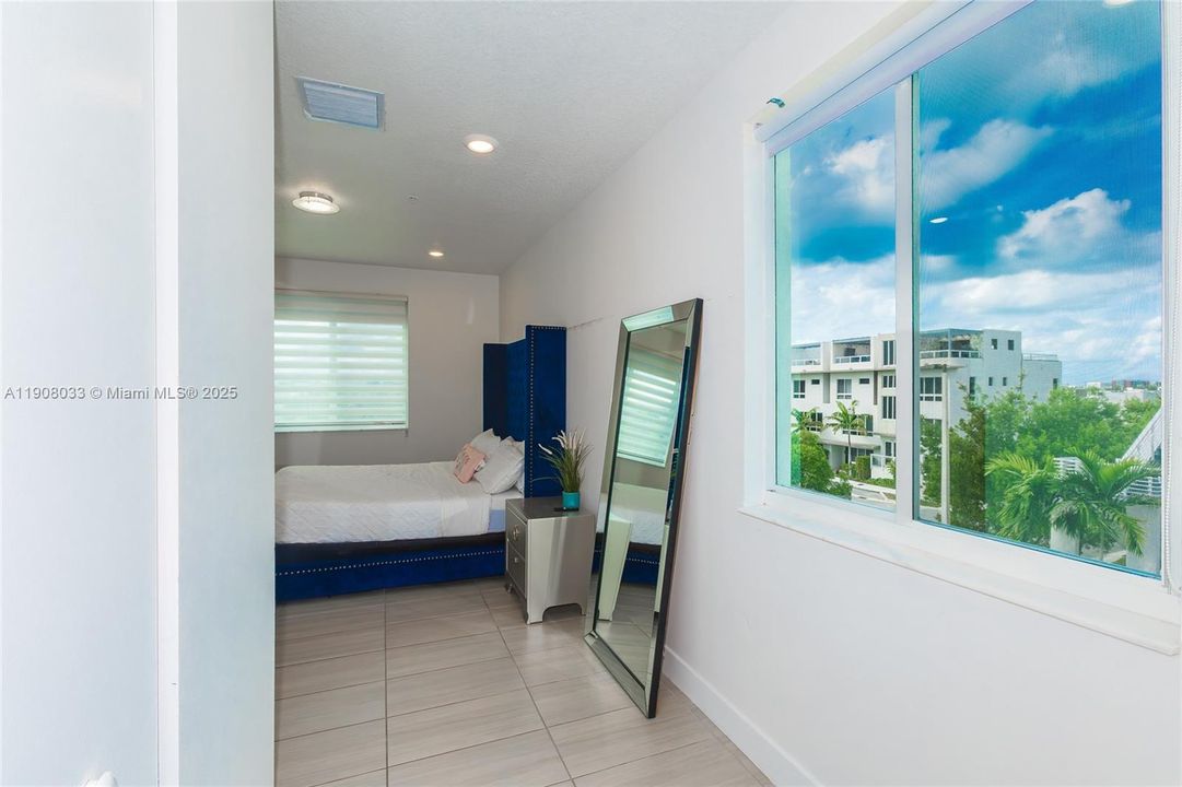 出租: $3,400 (3 贝兹, 2 浴室, 1102 平方英尺)