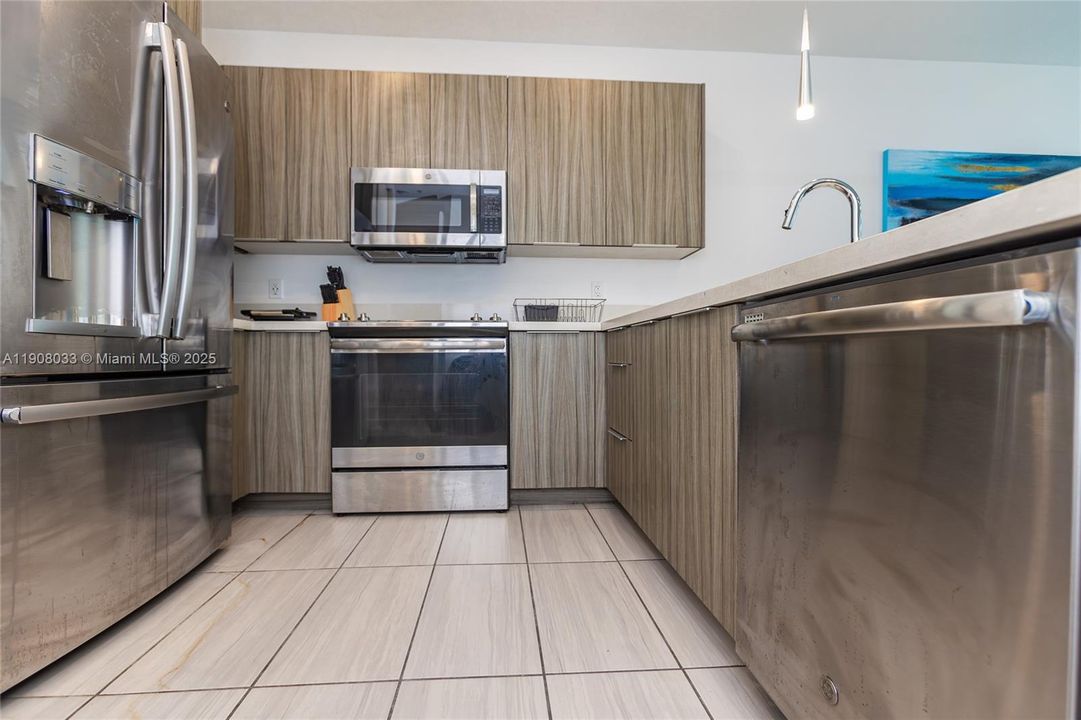 出租: $3,400 (3 贝兹, 2 浴室, 1102 平方英尺)