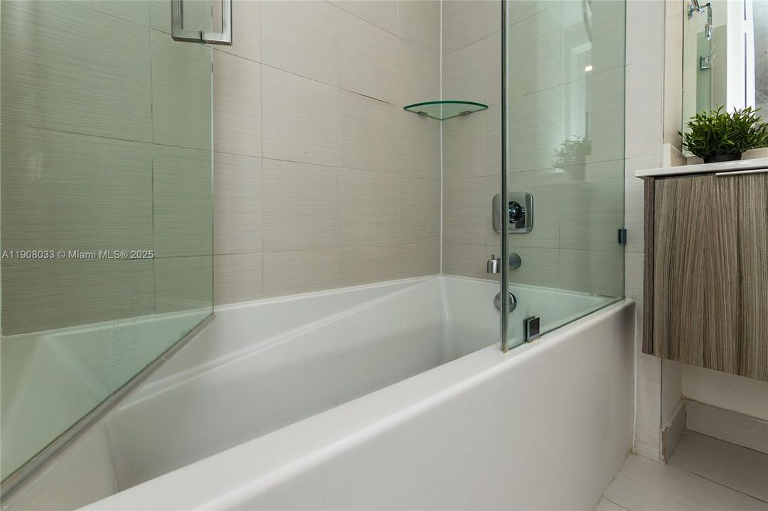 出租: $3,400 (3 贝兹, 2 浴室, 1102 平方英尺)