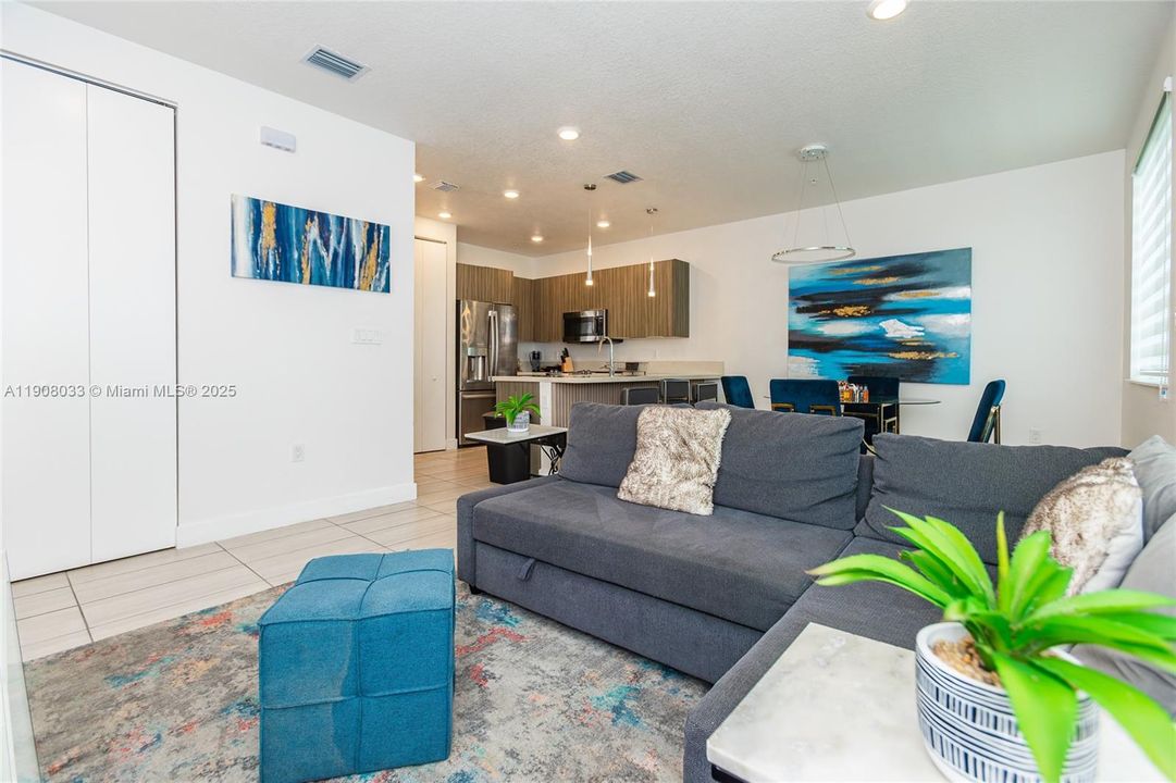 出租: $3,400 (3 贝兹, 2 浴室, 1102 平方英尺)