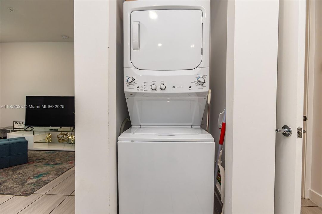 出租: $3,400 (3 贝兹, 2 浴室, 1102 平方英尺)