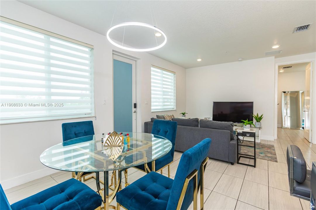 出租: $3,400 (3 贝兹, 2 浴室, 1102 平方英尺)