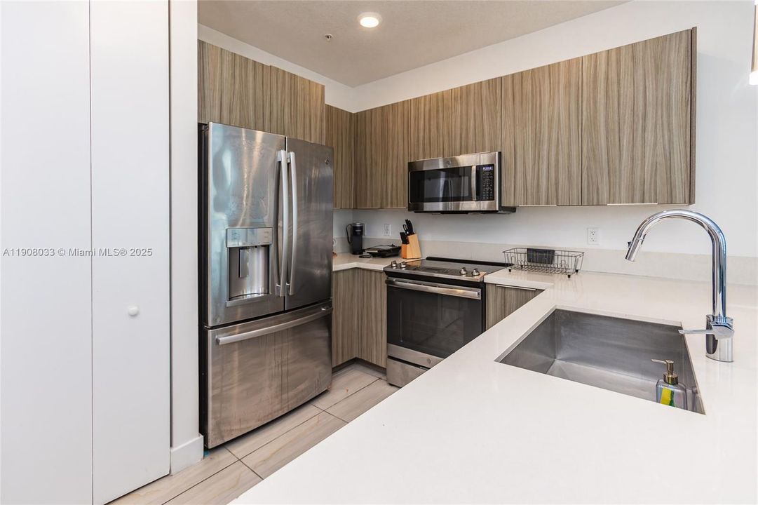 出租: $3,400 (3 贝兹, 2 浴室, 1102 平方英尺)