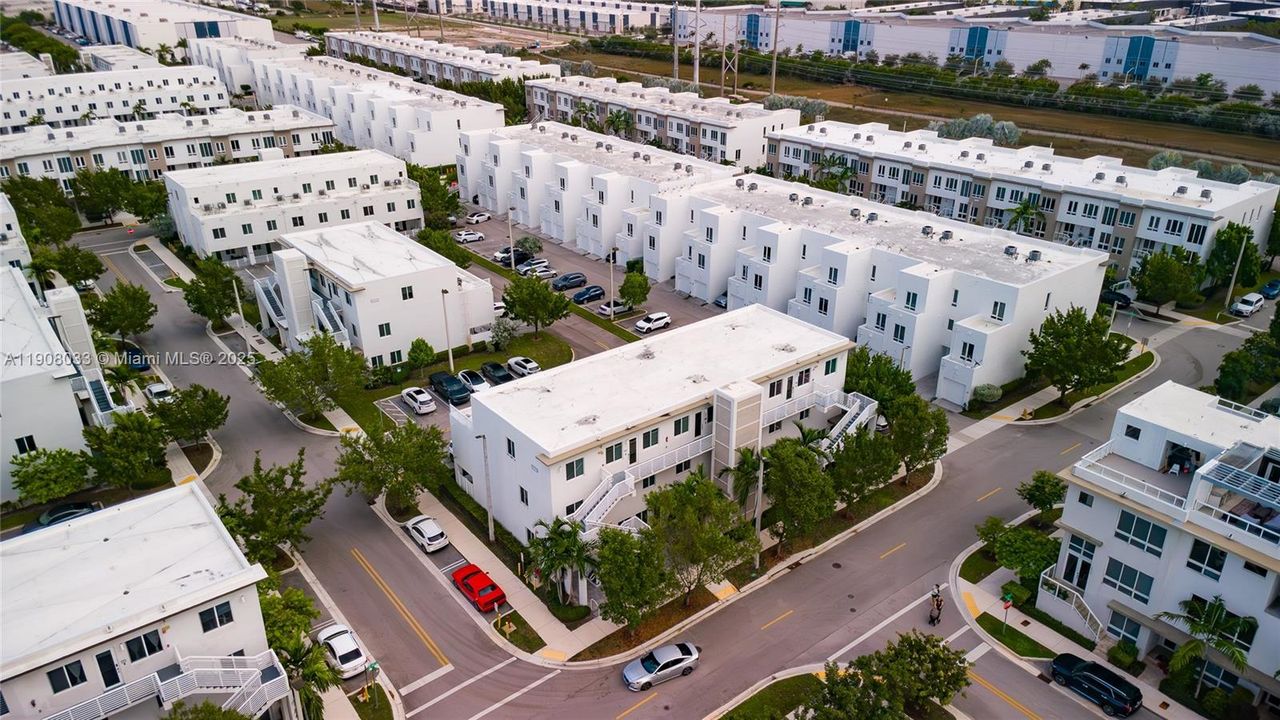 出租: $3,400 (3 贝兹, 2 浴室, 1102 平方英尺)