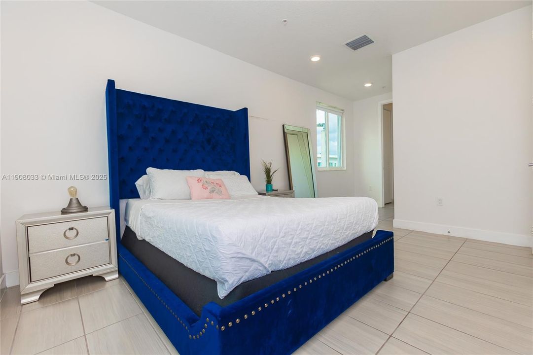 出租: $3,400 (3 贝兹, 2 浴室, 1102 平方英尺)