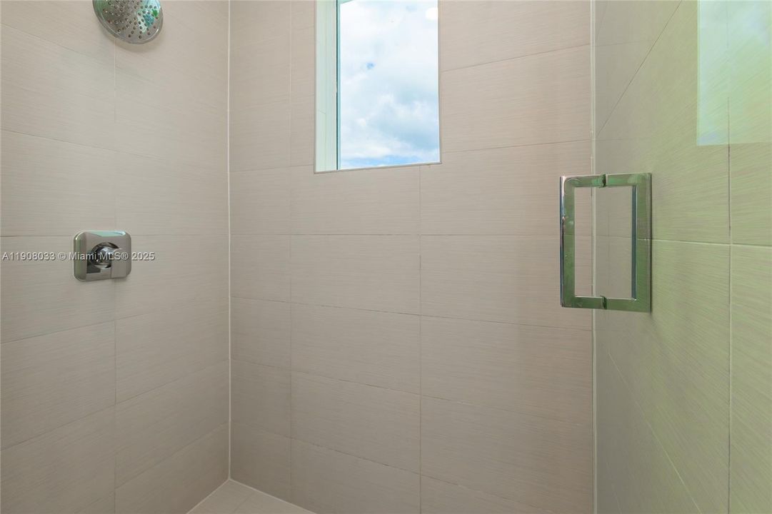 出租: $3,400 (3 贝兹, 2 浴室, 1102 平方英尺)