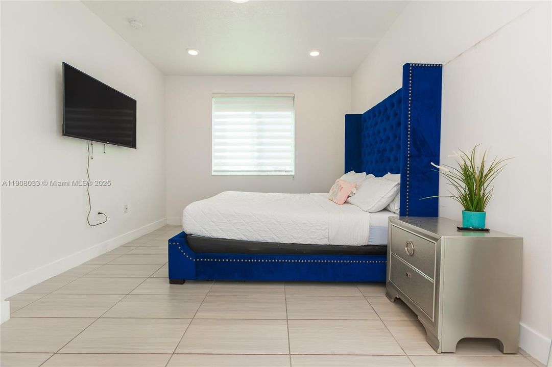 出租: $3,400 (3 贝兹, 2 浴室, 1102 平方英尺)