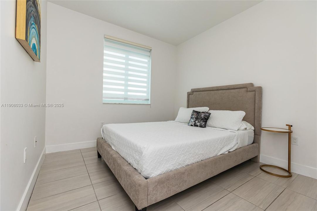 出租: $3,400 (3 贝兹, 2 浴室, 1102 平方英尺)