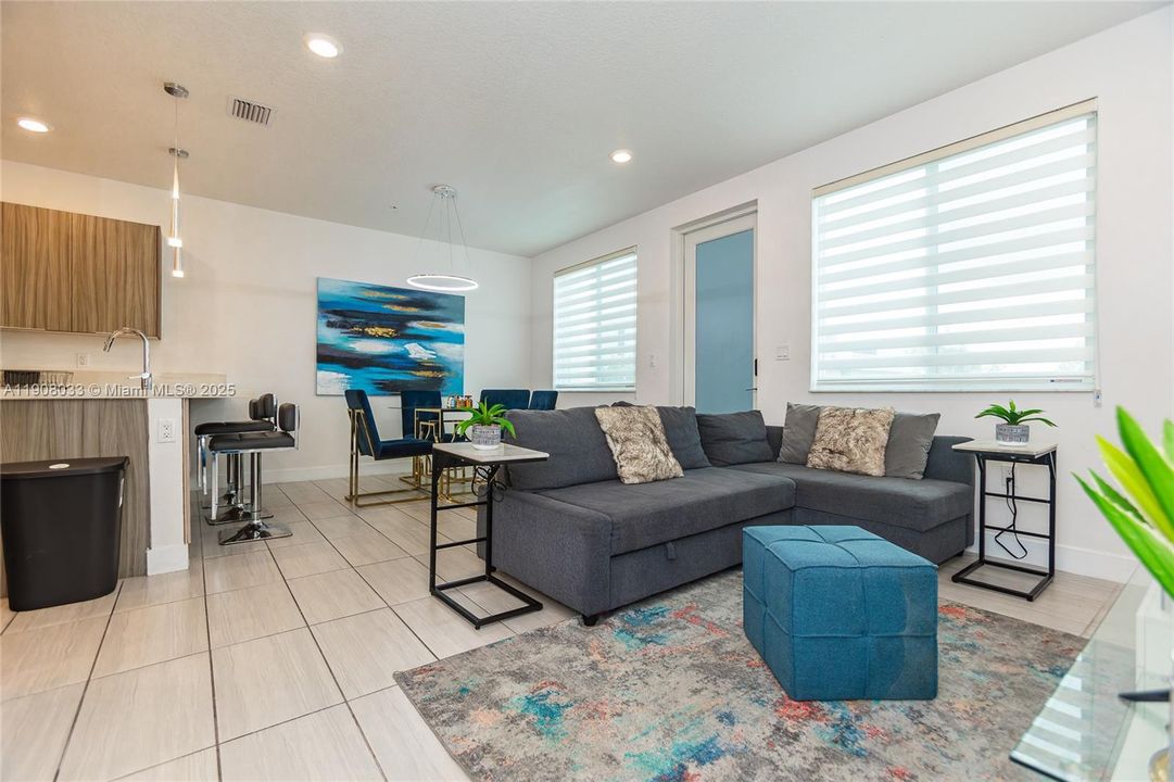 出租: $3,400 (3 贝兹, 2 浴室, 1102 平方英尺)