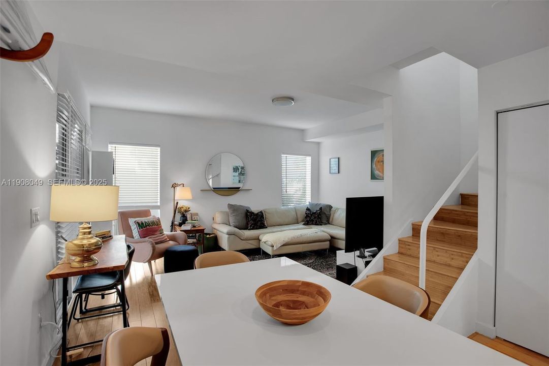 En Venta: $1,099,000 (2 camas, 2 baños, 1120 Pies cuadrados)