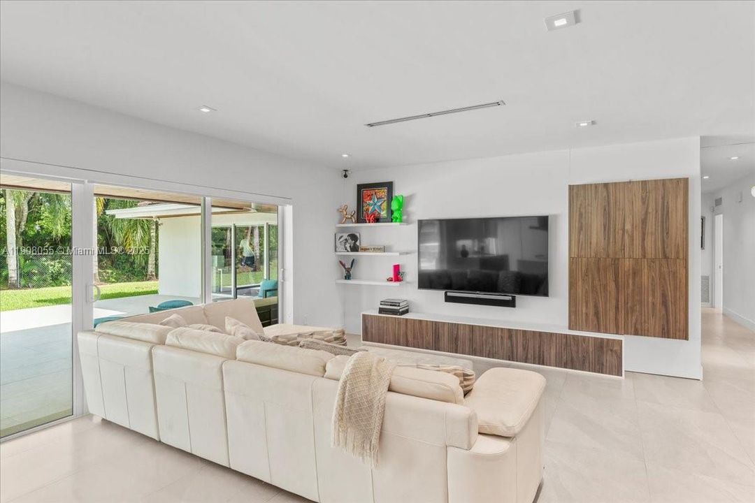 For Sale: $3,150,000 (6 beds, 4 baths, 3538 Square Feet)