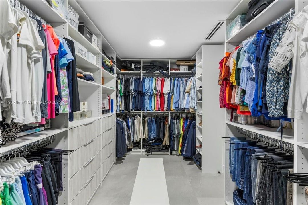 For Sale: $3,150,000 (6 beds, 4 baths, 3538 Square Feet)