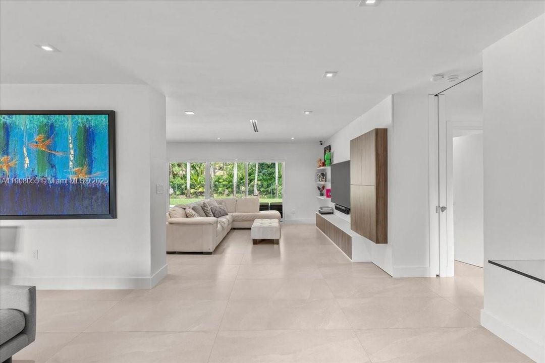 For Sale: $3,150,000 (6 beds, 4 baths, 3538 Square Feet)