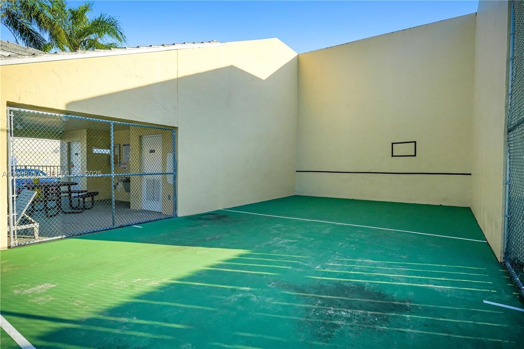 For Rent: $2,600 (2 beds, 2 baths, 1000 Square Feet)