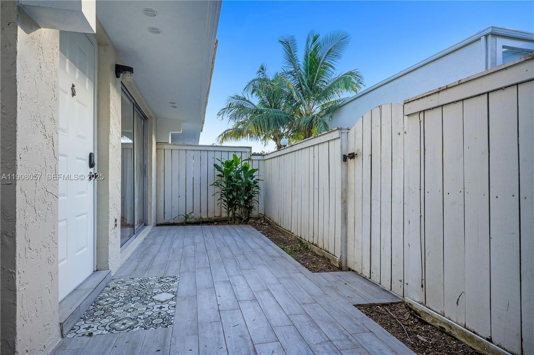 For Rent: $2,600 (2 beds, 2 baths, 1000 Square Feet)