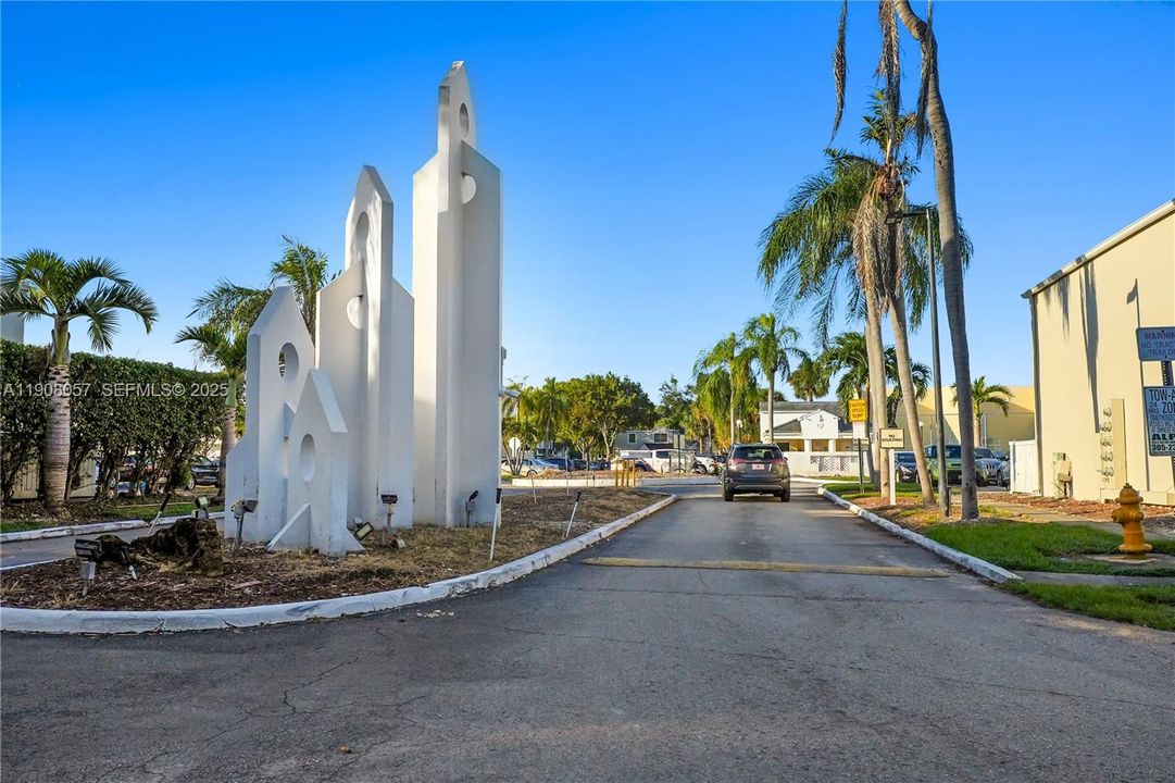 For Rent: $2,600 (2 beds, 2 baths, 1000 Square Feet)