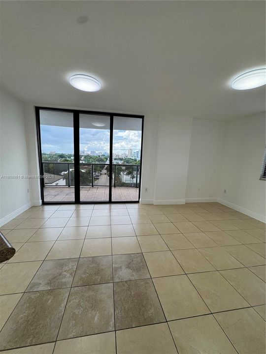 合同活跃: $2,900 (2 贝兹, 2 浴室, 1130 平方英尺)