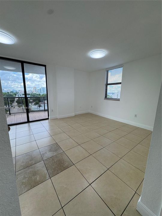 合同活跃: $2,900 (2 贝兹, 2 浴室, 1130 平方英尺)