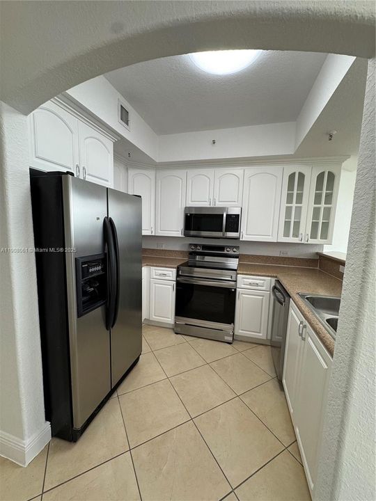 合同活跃: $2,900 (2 贝兹, 2 浴室, 1130 平方英尺)