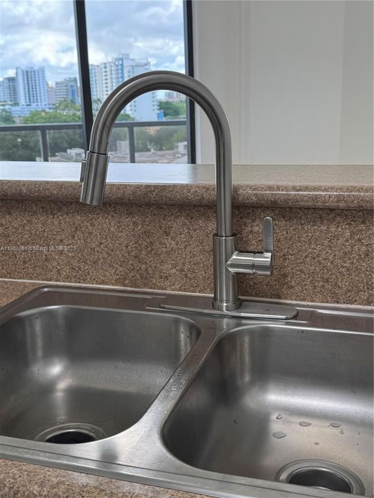 合同活跃: $2,900 (2 贝兹, 2 浴室, 1130 平方英尺)