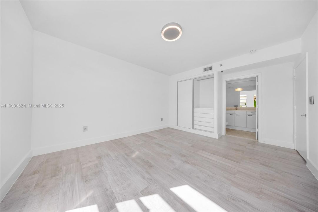 Active With Contract: $549,990 (2 beds, 2 baths, 1062 Square Feet)