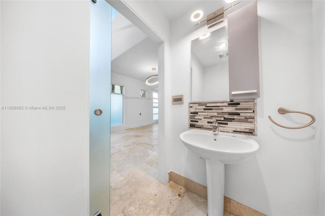 Active With Contract: $549,990 (2 beds, 2 baths, 1062 Square Feet)