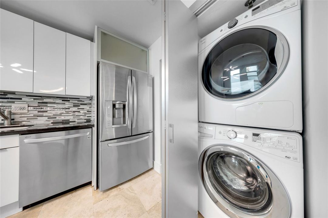 Active With Contract: $549,990 (2 beds, 2 baths, 1062 Square Feet)